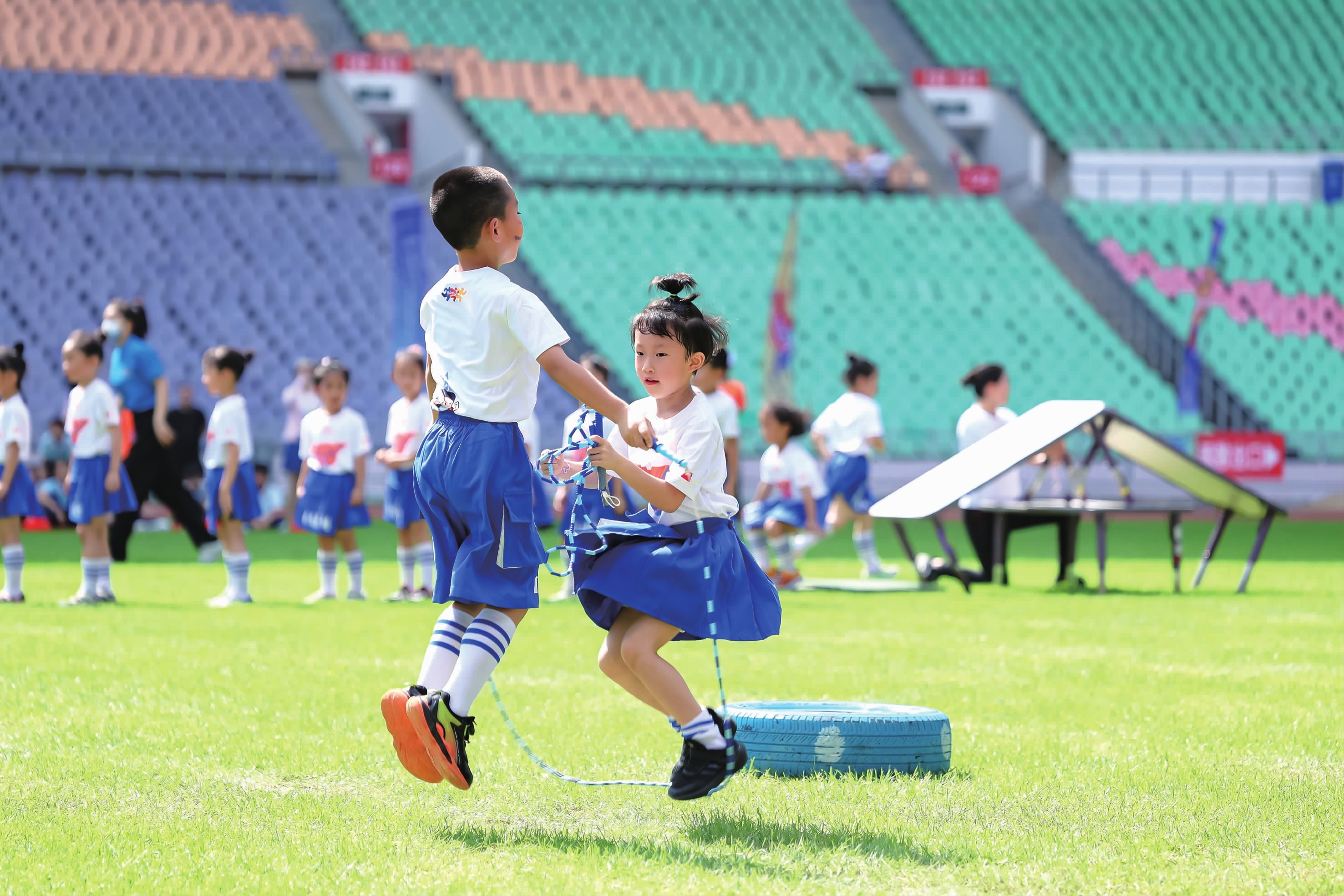 TA：贝隆因指示球员在赛前列队礼中背对对手被禁足6个月