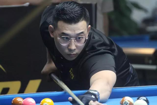 乘坐滑翔伞突发意外坠落，2人死亡.